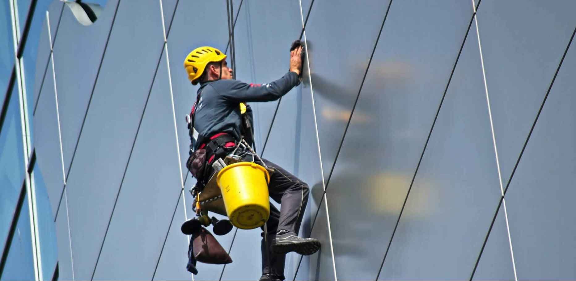 نگهداری از نمای شیشه