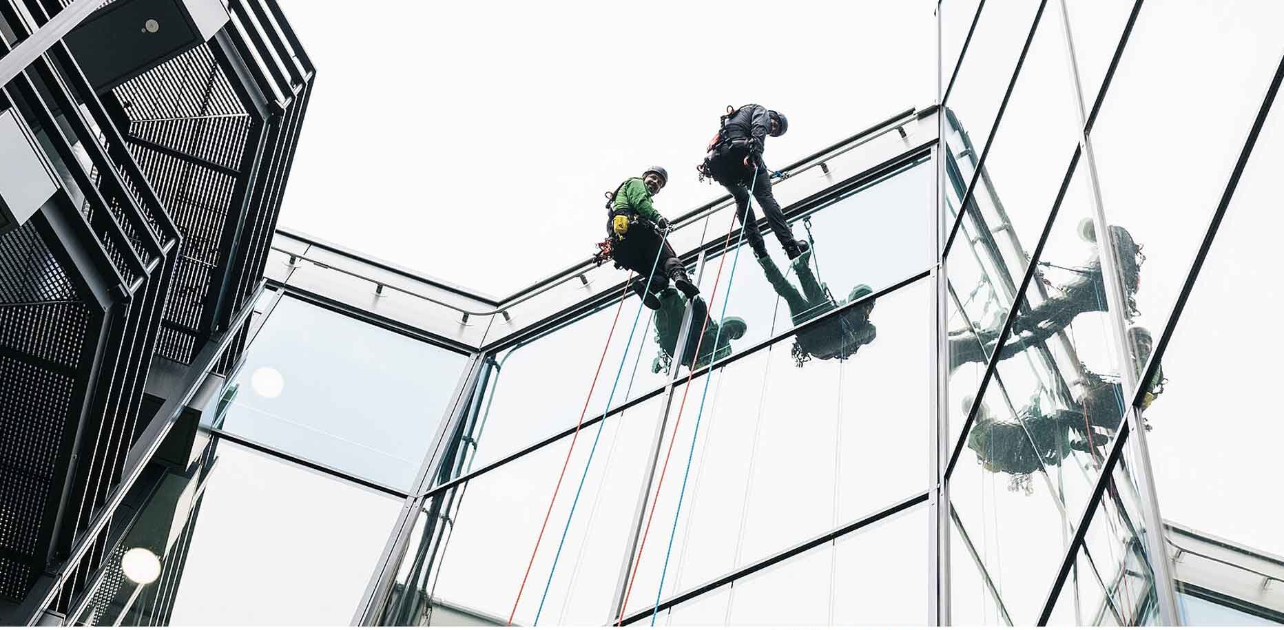 شستشوی نمای ساختمان با استفاده از مواد شوینده